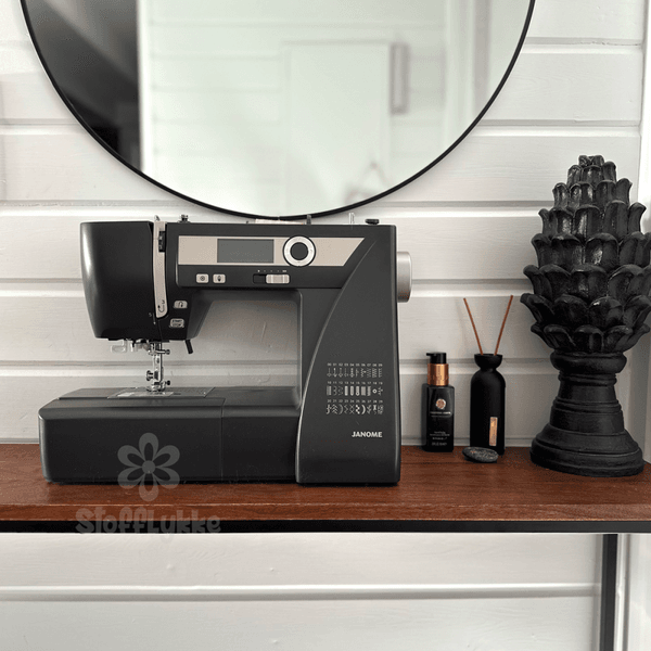 Janome SewLA Grafittgr&aring; m/Toalettmappem&oslash;nster